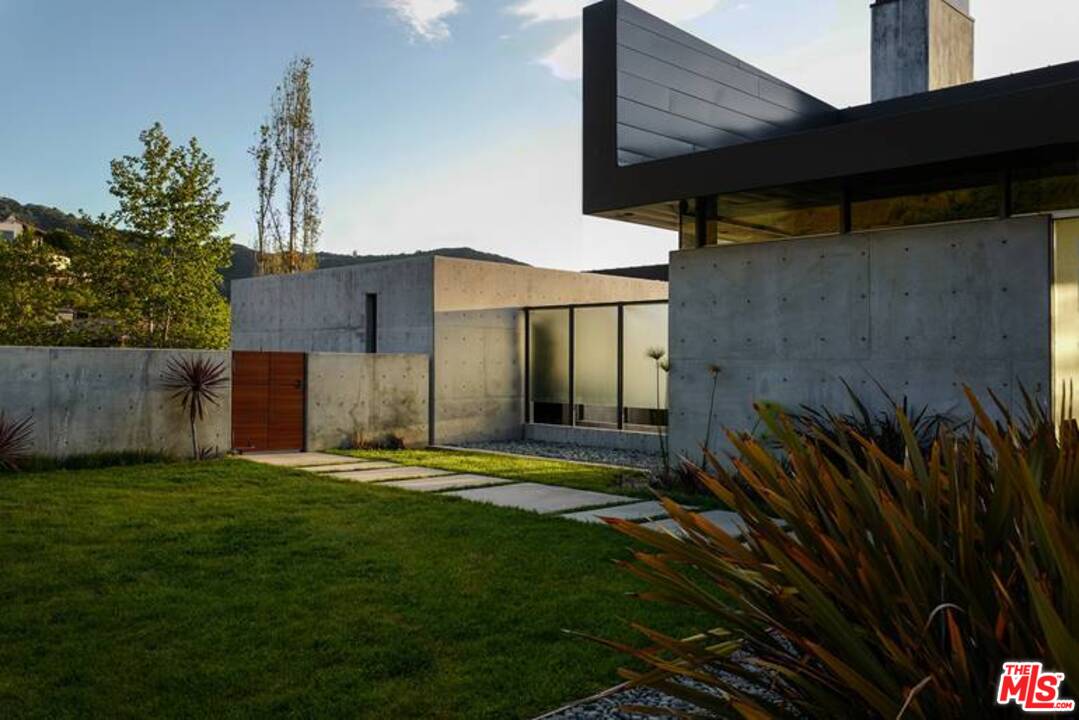 1055 Cold Canyon Road Calabasas, CA 91302 - Photo 32 of 51 Gallery Image 32
