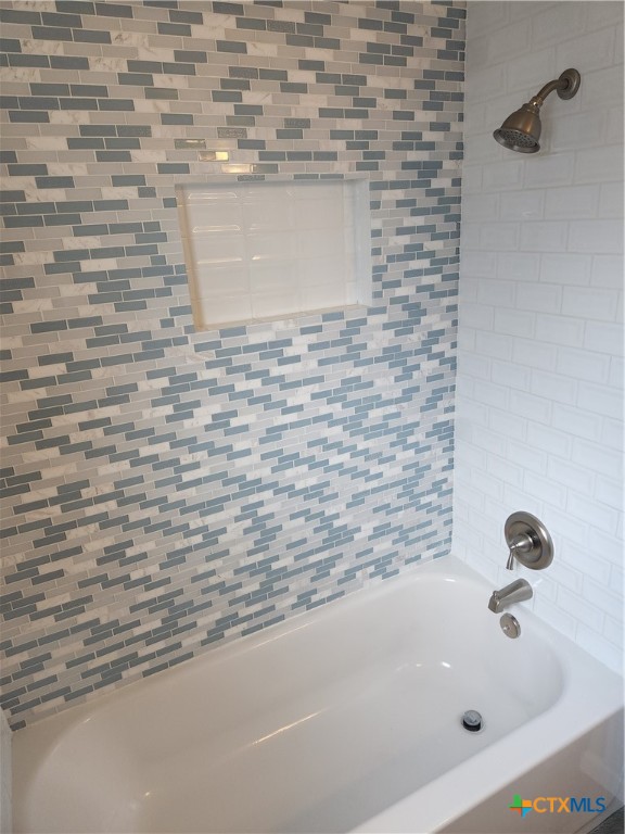3407 Woodrow Drive Killeen, TX 76549 - Photo 7 of 10 a bathroom with a bathtub