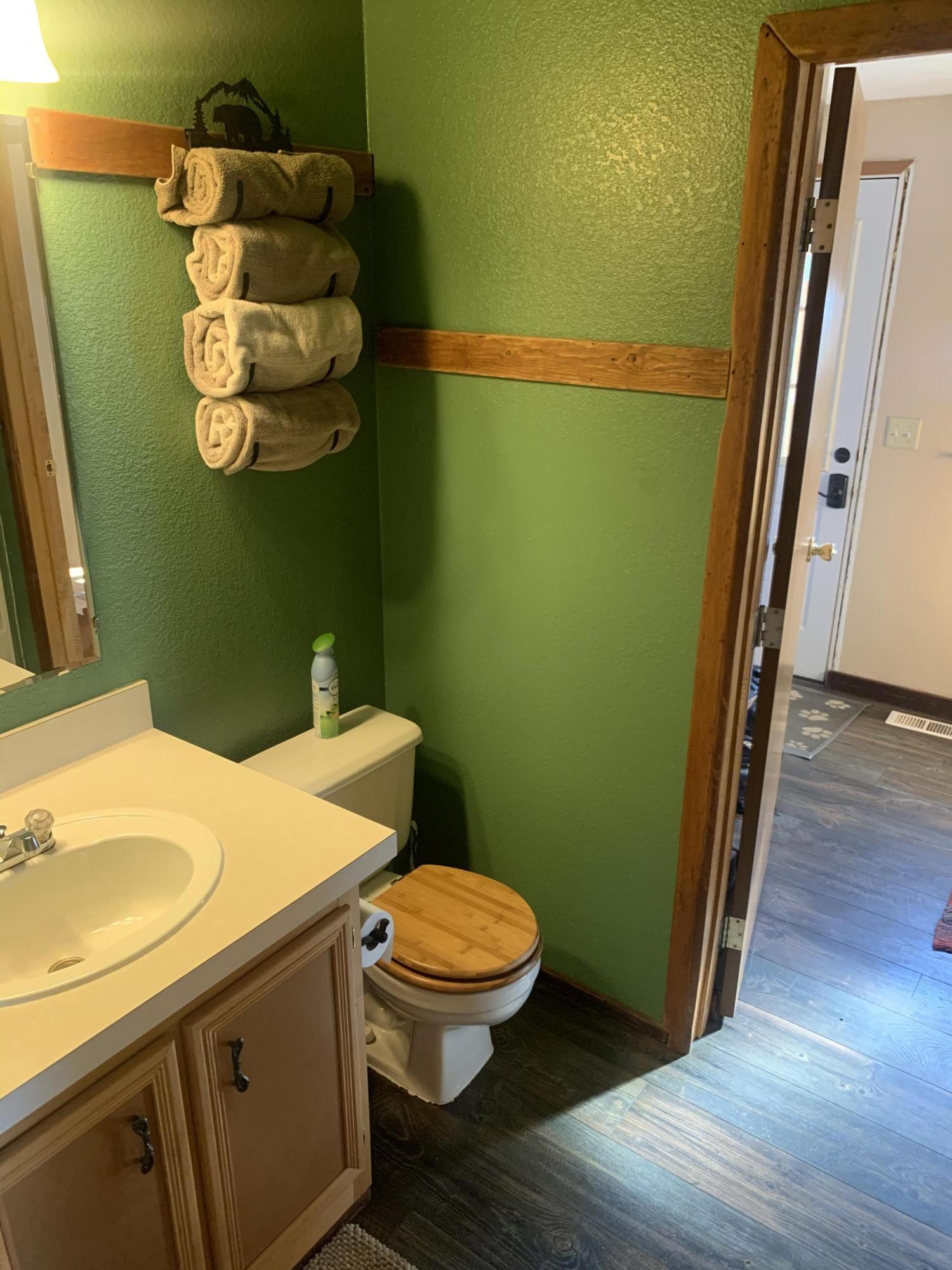 37458 Modoc Point Road Chiloquin, OR 97624 - Photo 5 of 17 Guest/Hall Bath