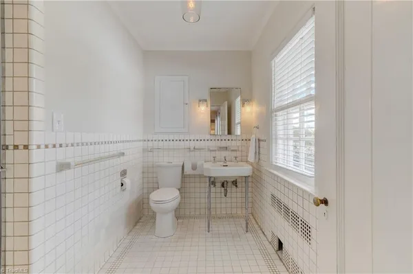 $2,500,000 | 17 East Main Street, Thomasville, NC 27360