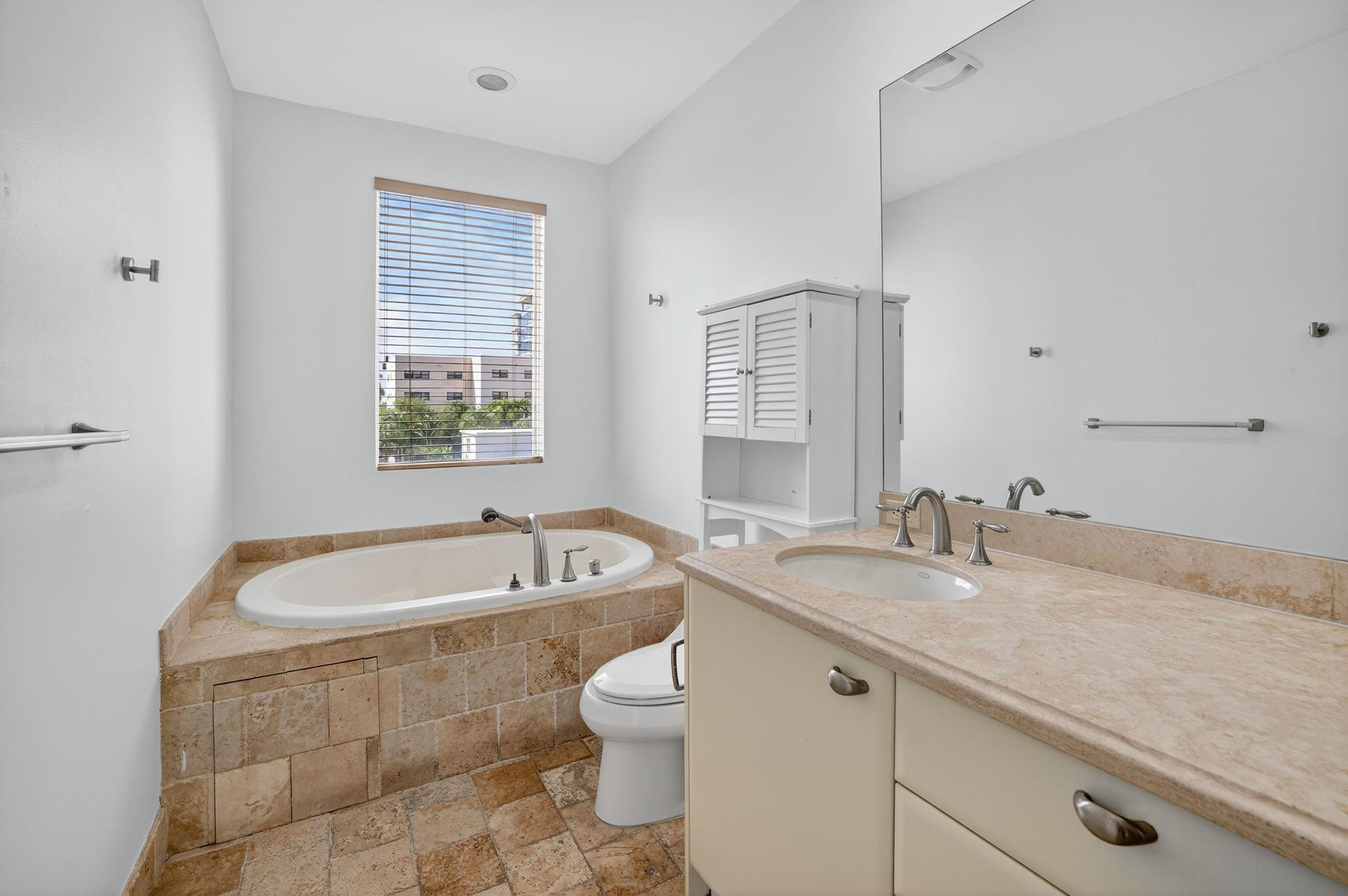 508 North Birch Road, Unit 508 Fort Lauderdale, FL 33304 - Photo 33 of 88 Photo 33