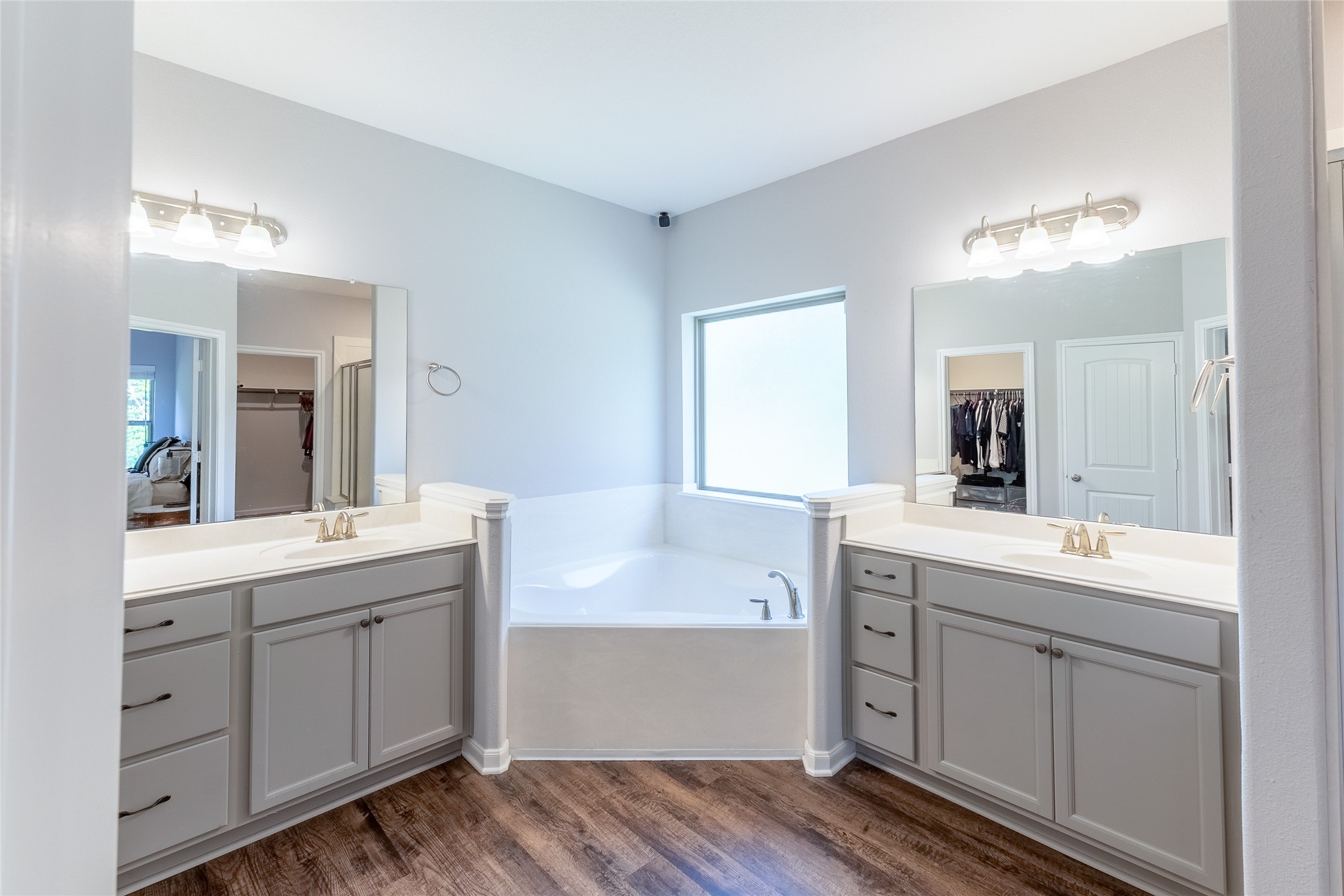 120 Sanctuary Road Huntsville, TX 77340 - Photo 24 of 38 a bathroom with a double vanity sink a mirror and a bathtub