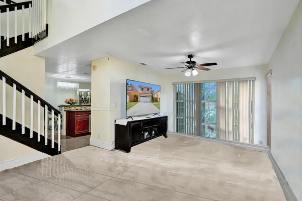 a view of entryway with livingroom