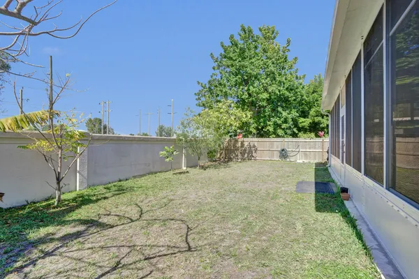 a view of a backyard