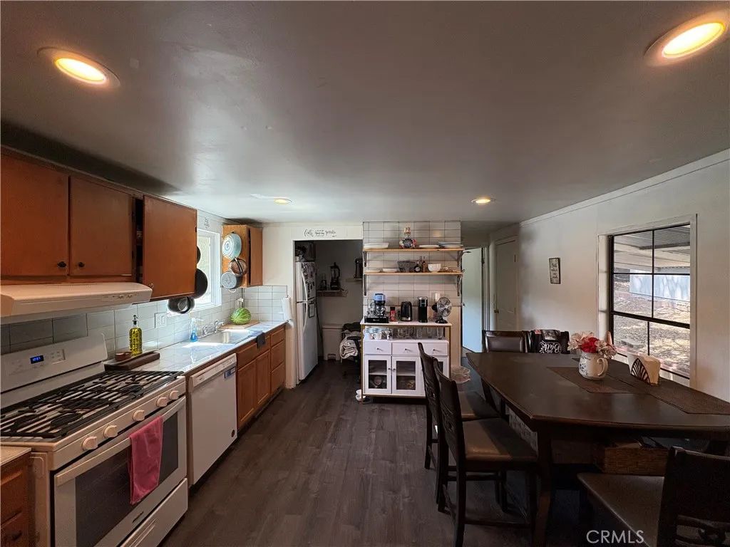 23500 The Old Road, Unit 37 Newhall, CA 91321 - Photo 6 of 22 a large kitchen with a table and chairs