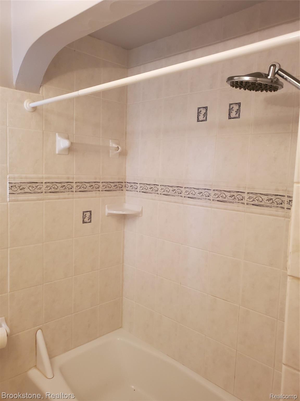 17580 Santa Rosa Drive Detroit, MI 48221 - Photo 8 of 15 20200127_132018.jpg