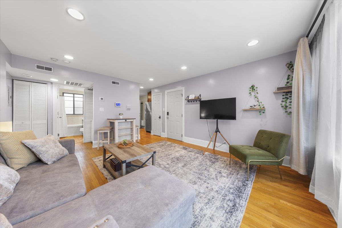 7423 North Sheridan Road, Unit 3W Chicago, IL 60626 - Photo 4 of 16