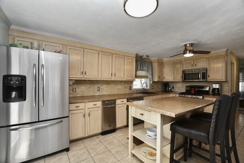5 Spinale Road Peabody, MA 01960 - Photo 8 of 31 Gallery Image 8