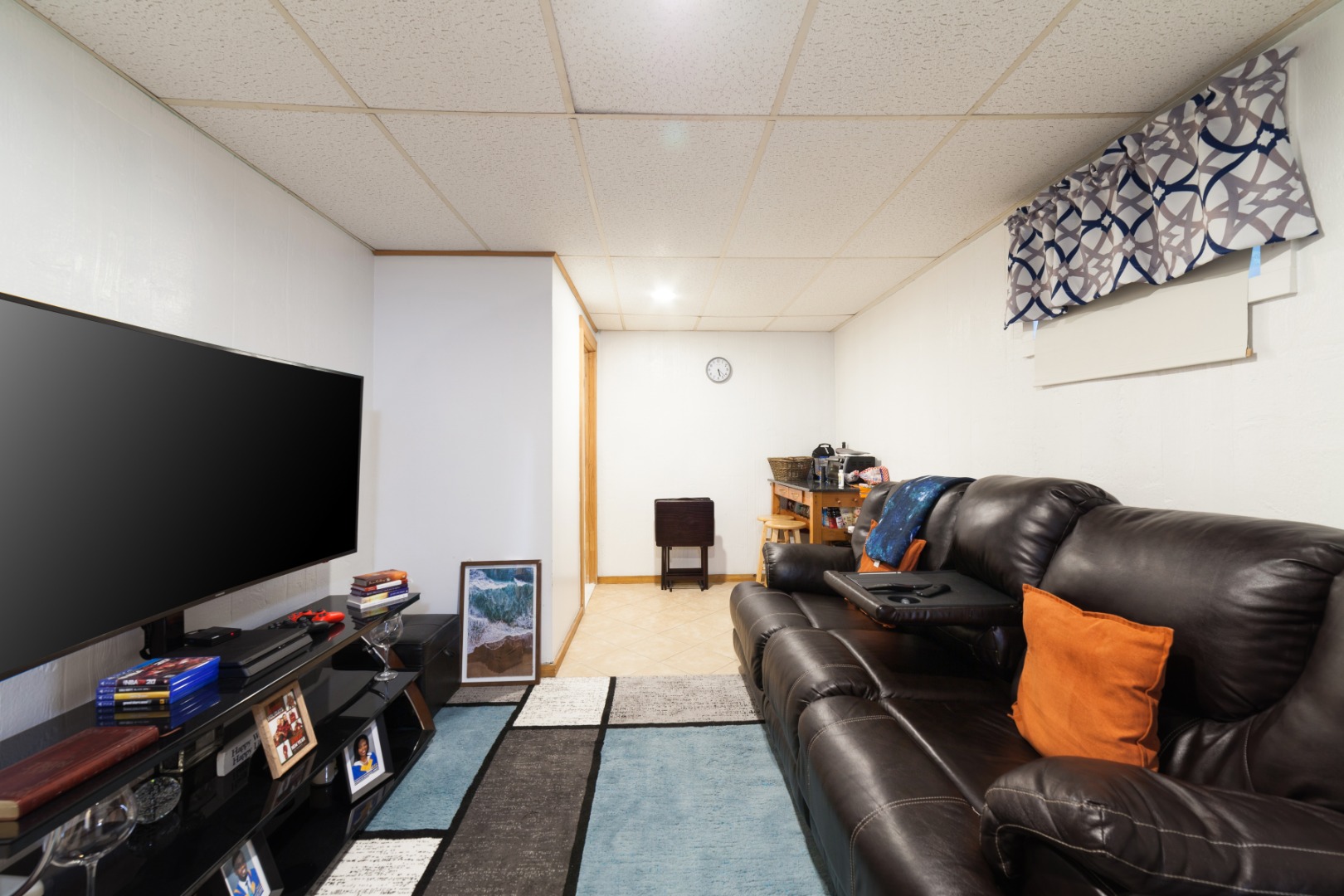 309 County Road Oak Bluffs, MA 02557 - Photo 19 of 32 a living room with furniture and a flat screen tv