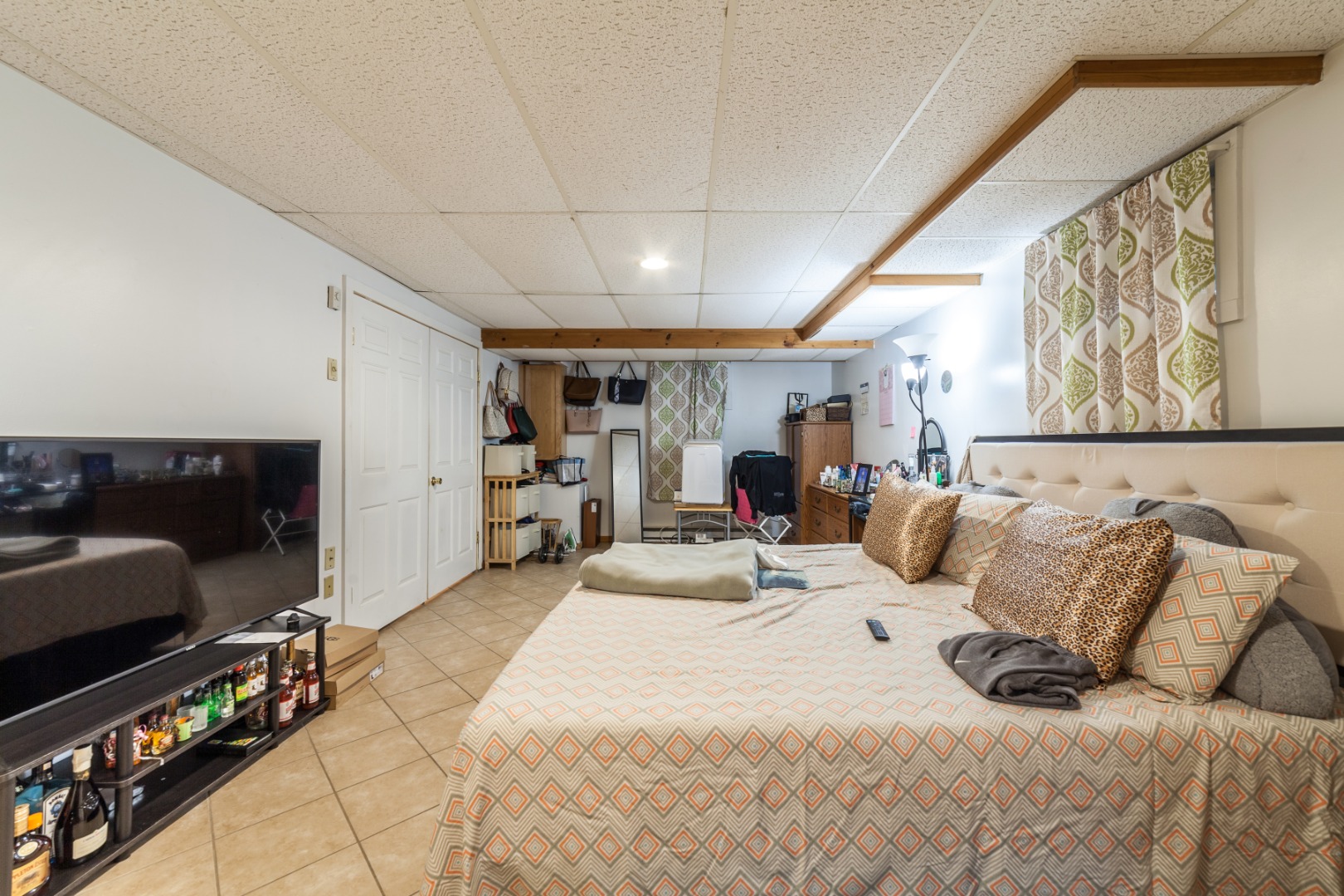 309 County Road Oak Bluffs, MA 02557 - Photo 8 of 32 a large bedroom with a bed and furniture