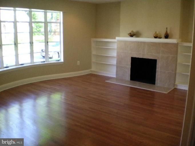 16 Dunmore Road Catonsville, MD 21228 - Photo 2 of 17 Living Room