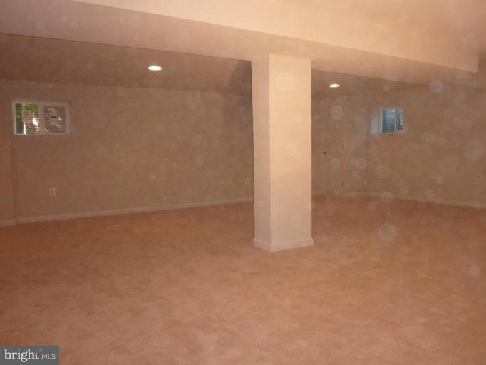 16 Dunmore Road Catonsville, MD 21228 - Photo 4 of 17 Family Room