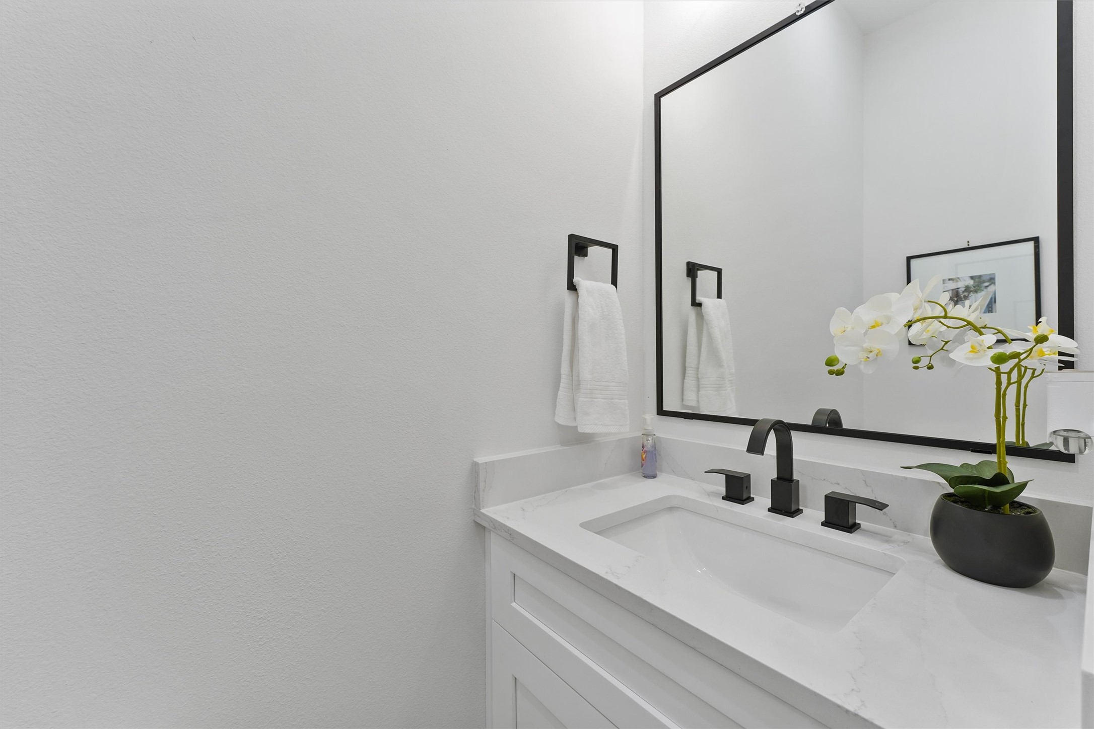 6130 Endeavor Heights Road Houston, TX 77091 - Photo 11 of 33 a bathroom with a sink and a mirror