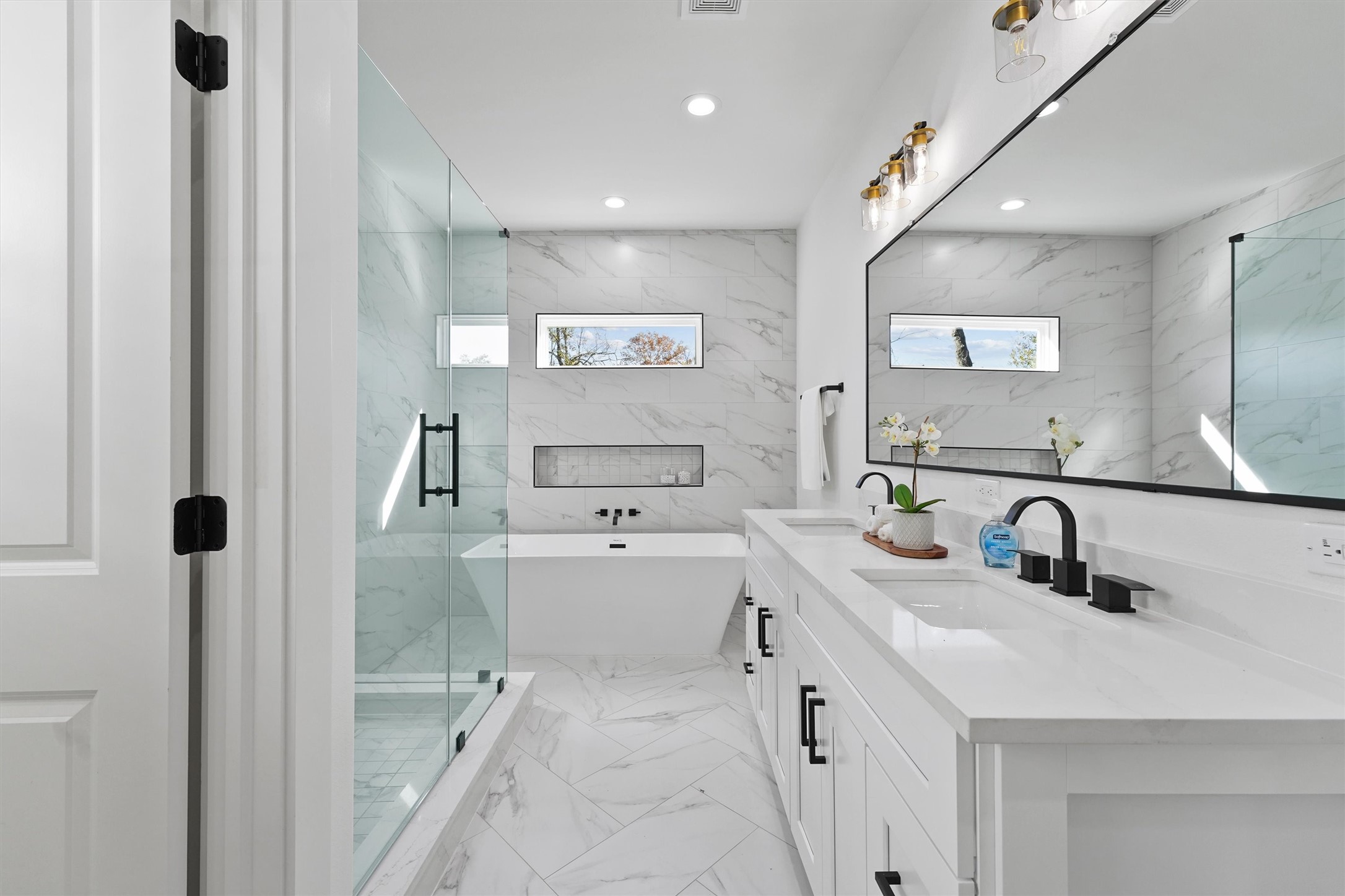 6130 Endeavor Heights Road Houston, TX 77091 - Photo 14 of 33 a bathroom with a tub sink and mirror