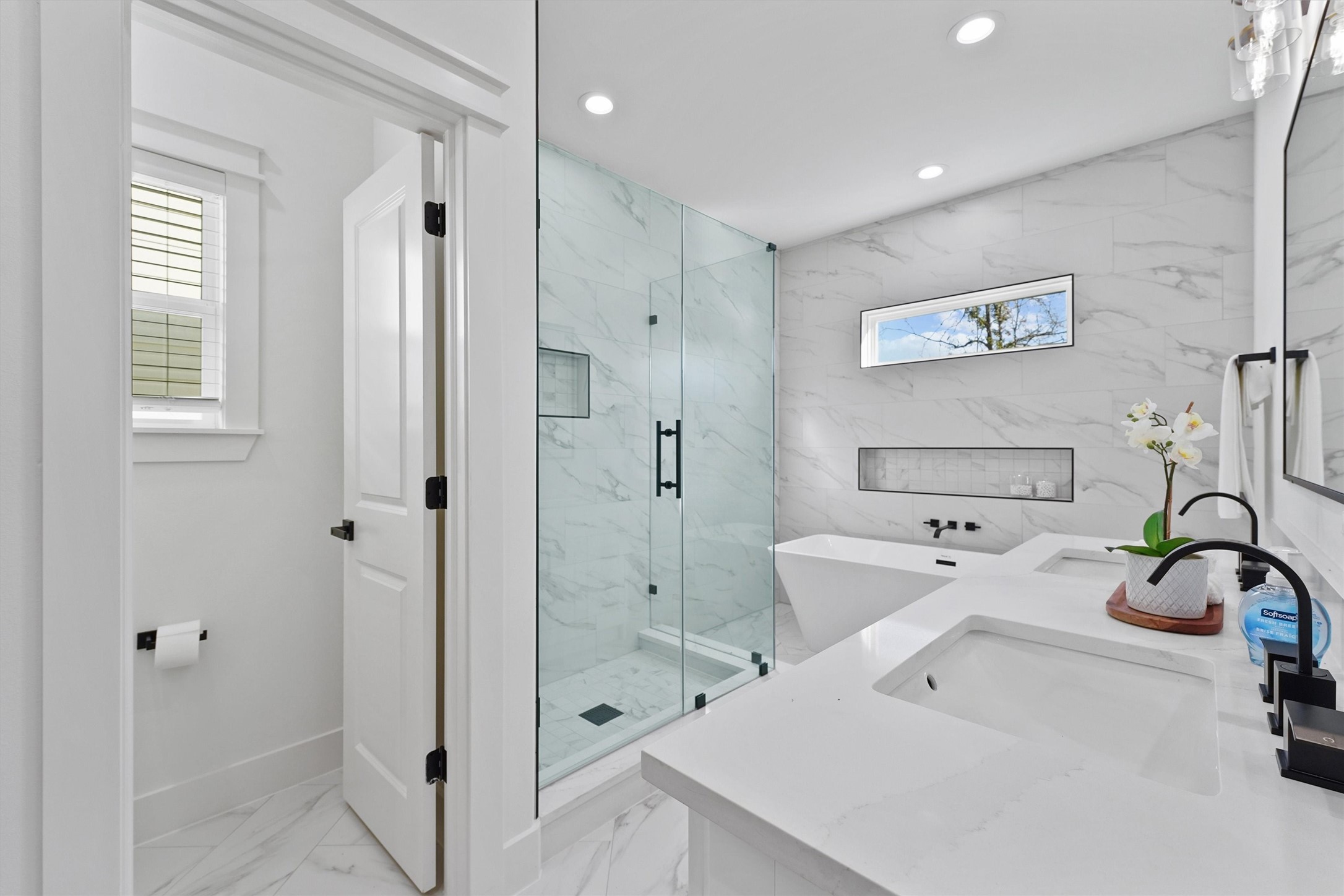 6130 Endeavor Heights Road Houston, TX 77091 - Photo 15 of 33 a bathroom with a tub sink and shower