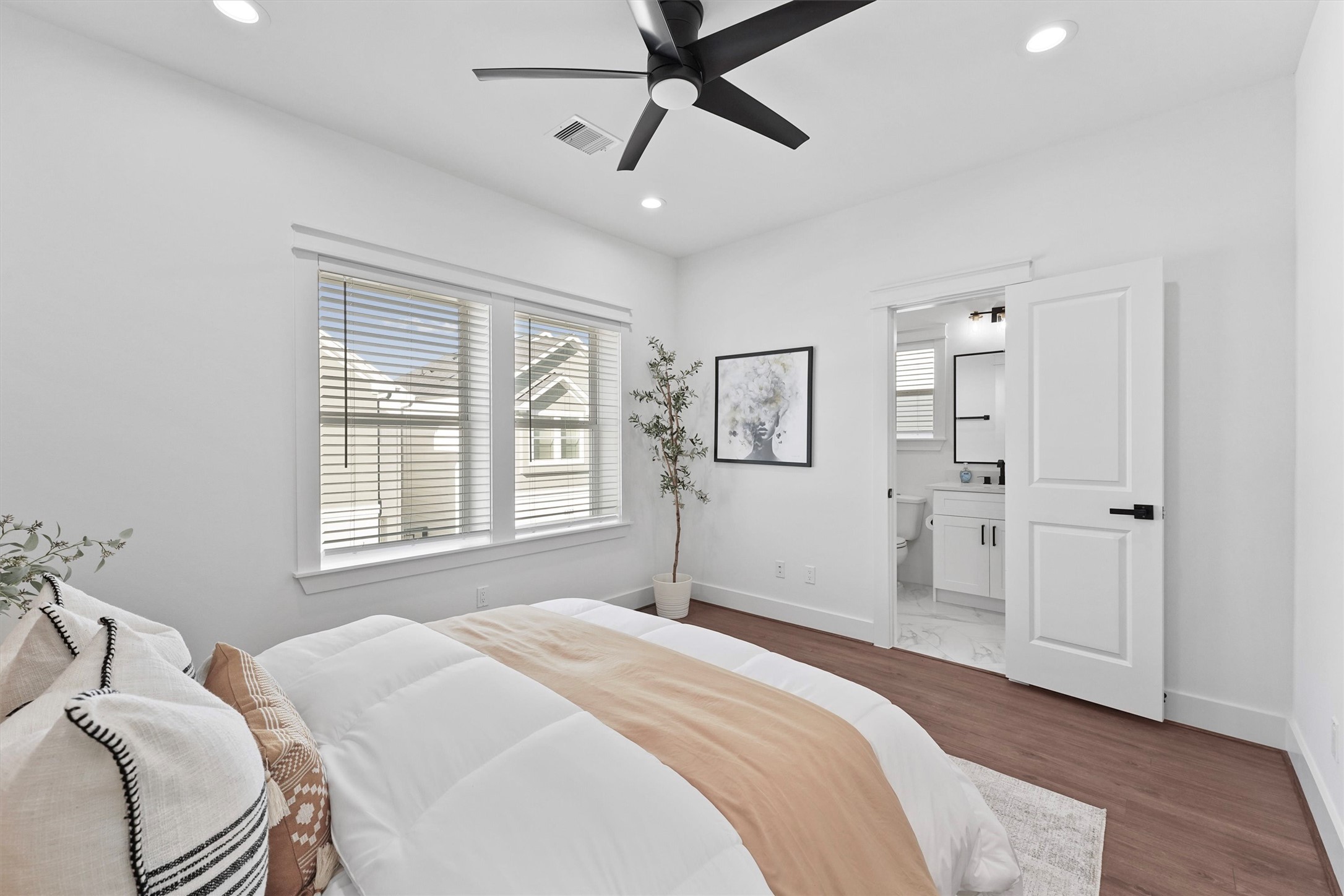 6130 Endeavor Heights Road Houston, TX 77091 - Photo 20 of 33 a spacious bedroom with a bed and a window