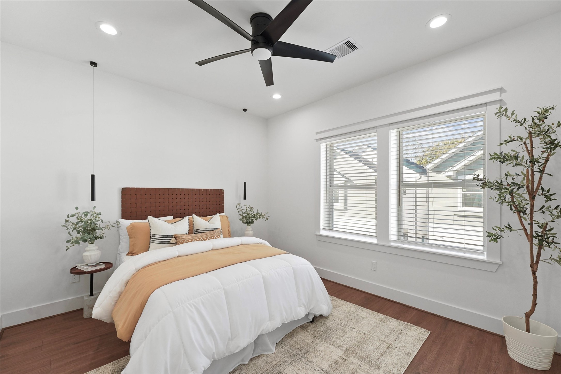 6130 Endeavor Heights Road Houston, TX 77091 - Photo 21 of 33 a bedroom with a large bed and a window