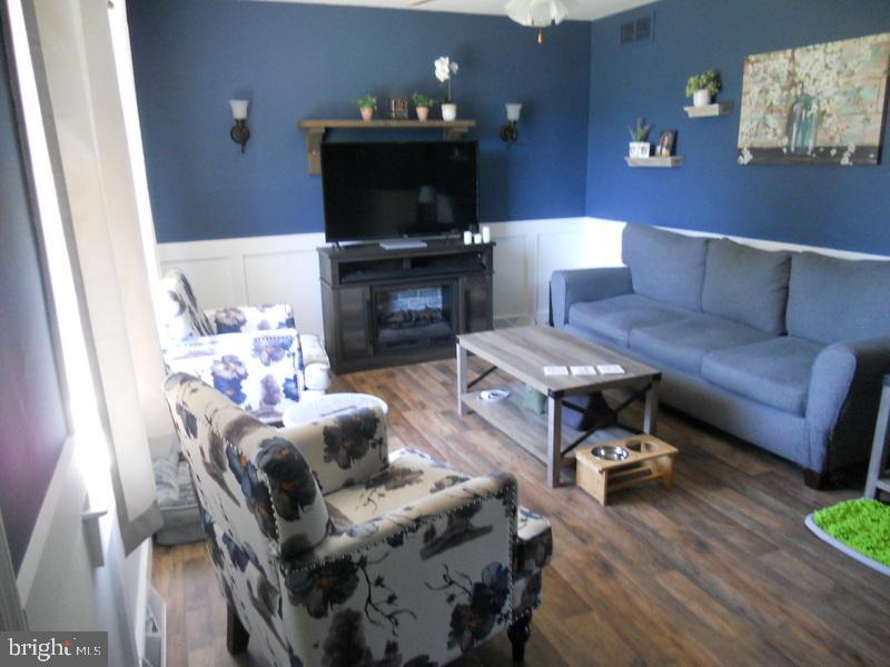 2 Winslow Road Sewell, NJ 08080 - Photo 4 of 27 Bright and Cheery Living Room