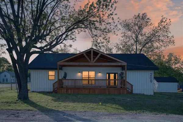 $289,000 | 209 North Broad Street, St. Jo, TX 76265