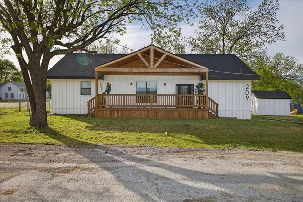 $289,000 | 209 North Broad Street, St. Jo, TX 76265