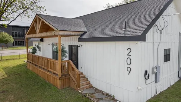 $289,000 | 209 North Broad Street, St. Jo, TX 76265