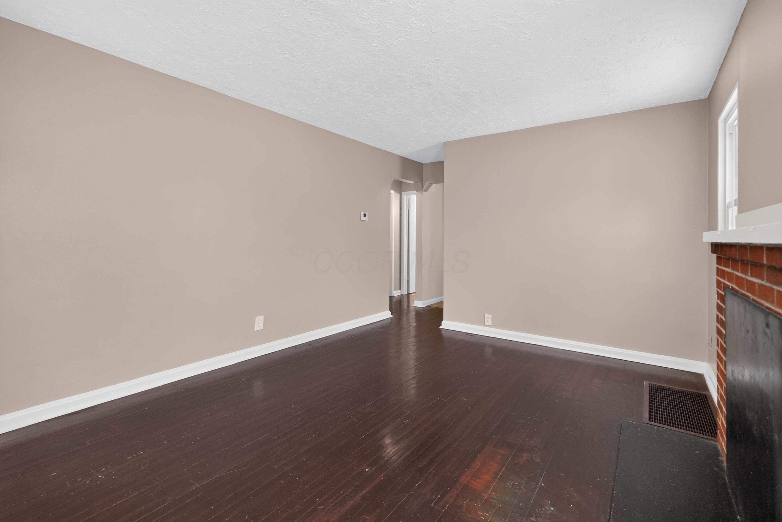 852 South Hampton Road Columbus, OH 43227 - Photo 6 of 31 10_852_S_Hampton_Rd-Living_room-on-4