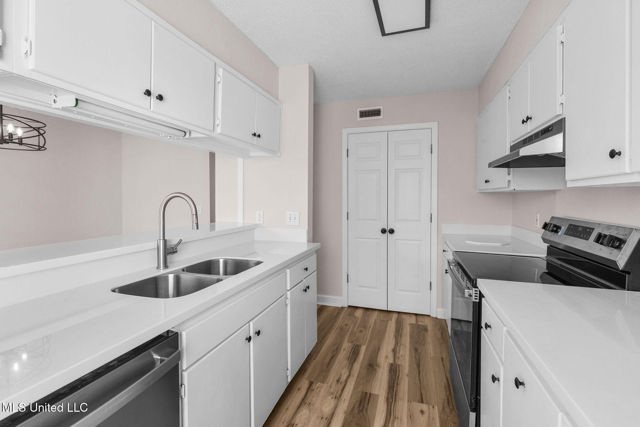 550 Post Road, Unit 1002 Ridgeland, MS 39157 - Photo 23 of 63 pc 1002 kitchen4