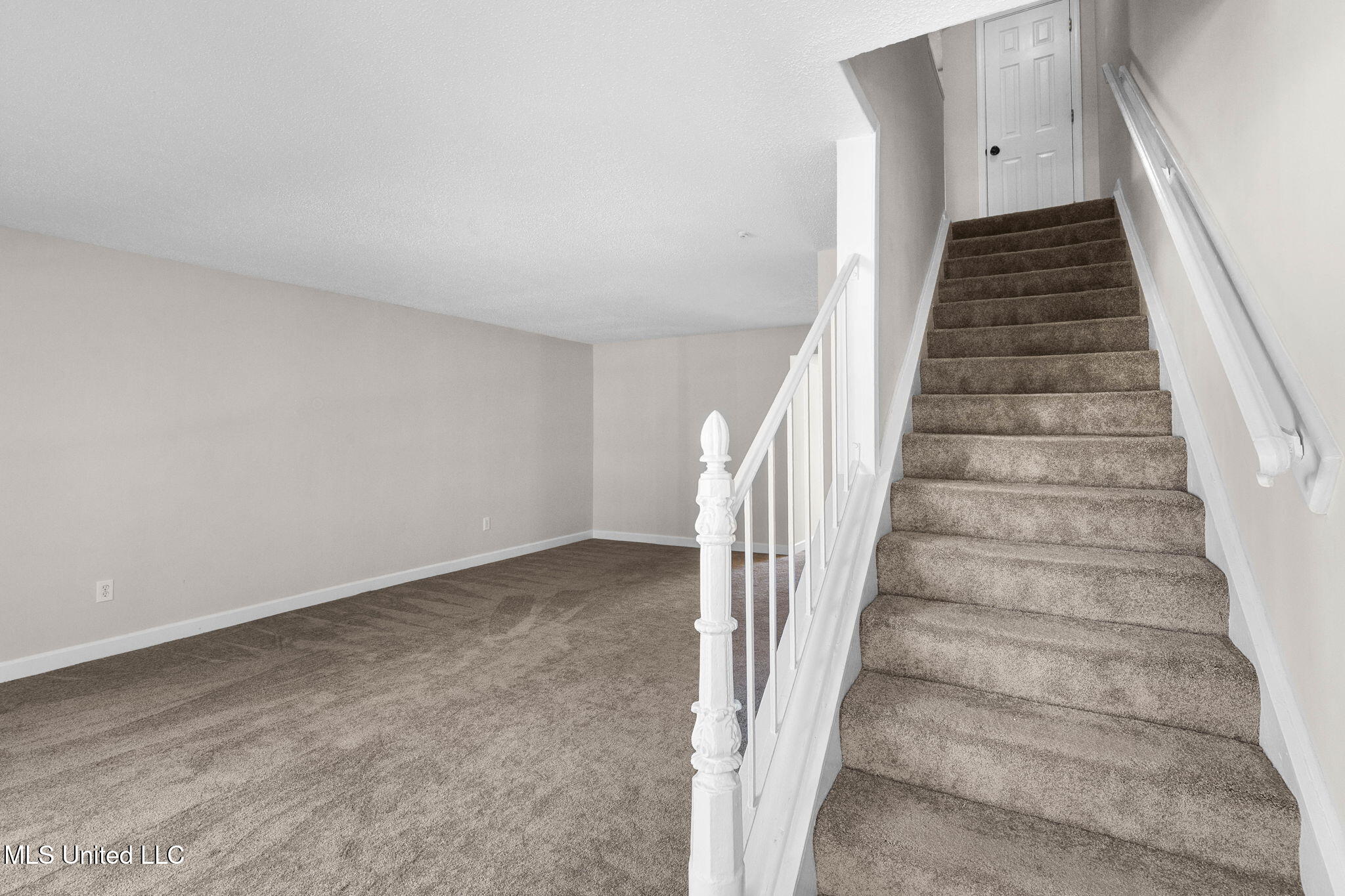 550 Post Road, Unit 1002 Ridgeland, MS 39157 - Photo 31 of 63 pc 1002 stairs
