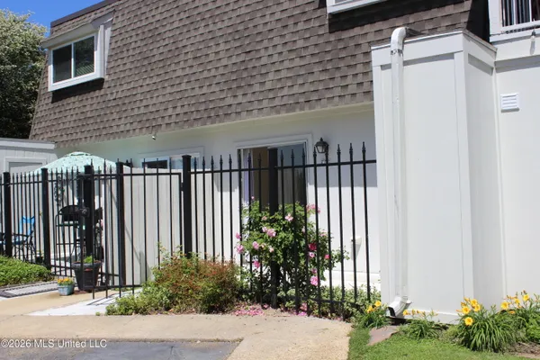 $255,000 | 550 Post Road, Unit 1002, Ridgeland, MS 39157