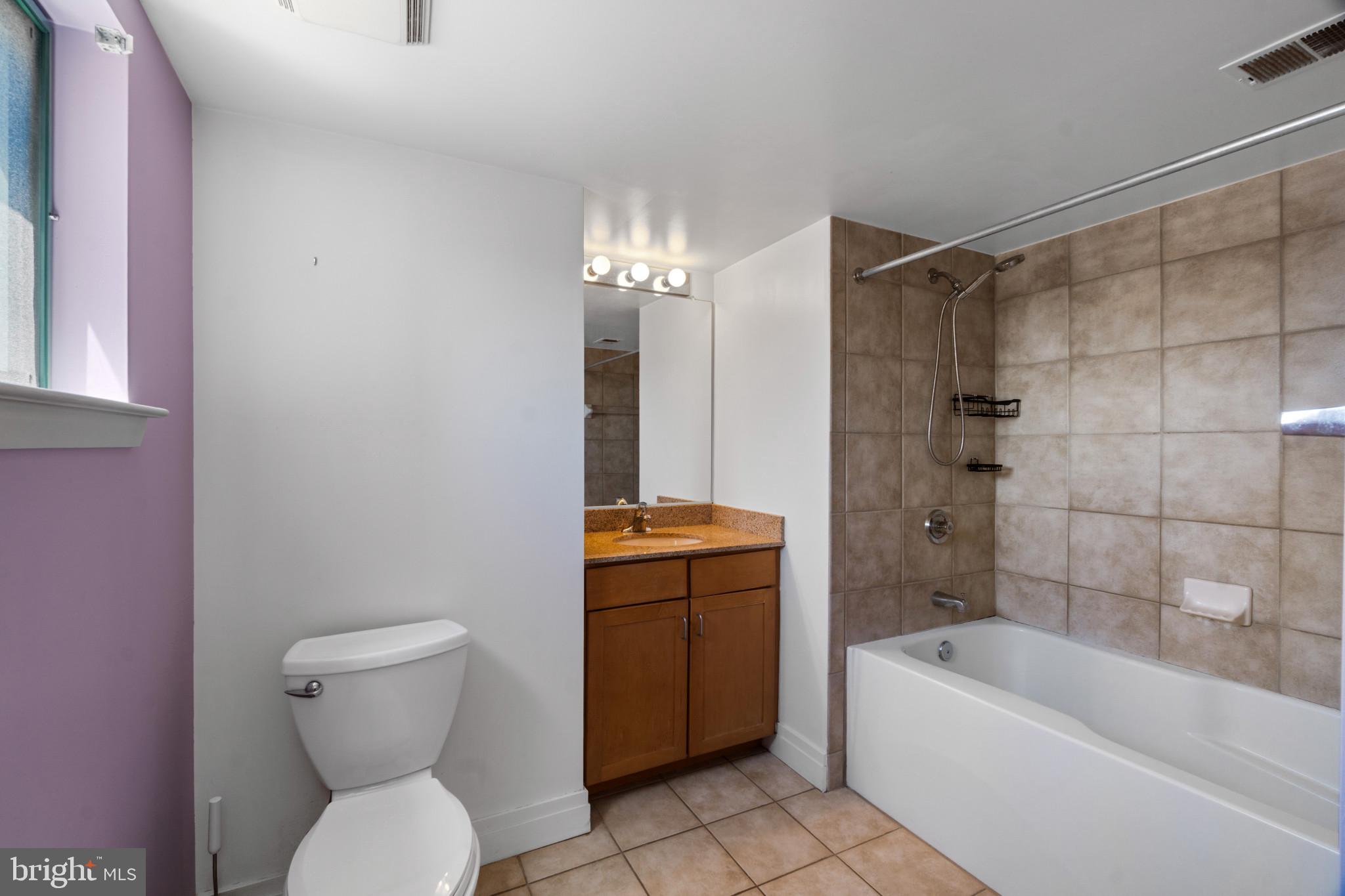 414 Water Street, Unit 1315 Baltimore, MD 21202 - Photo 18 of 30 a bathroom with a toilet a sink and bathtub