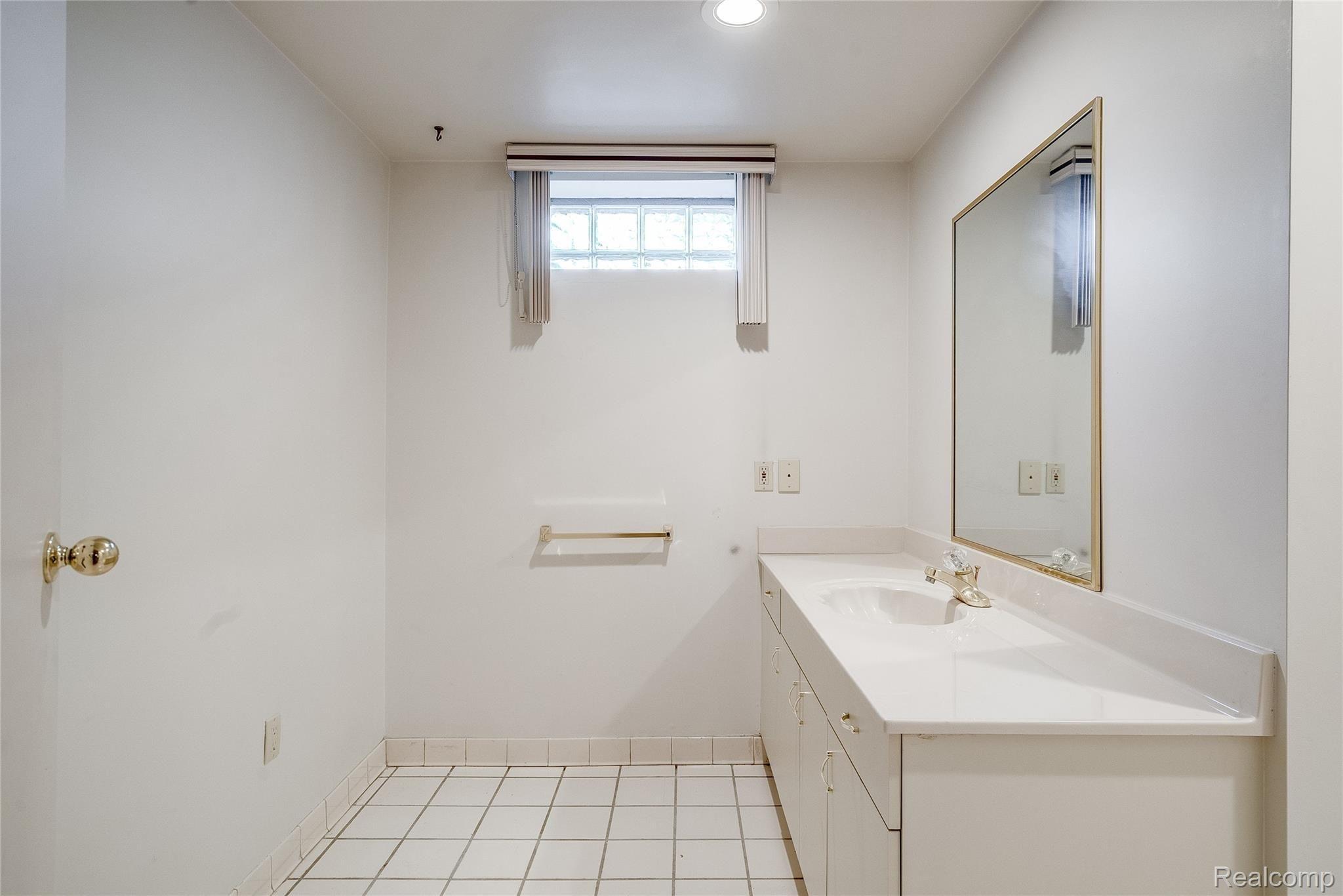 538 Oakbridge Drive Rochester, MI 48306 - Photo 49 of 54 41.jpg