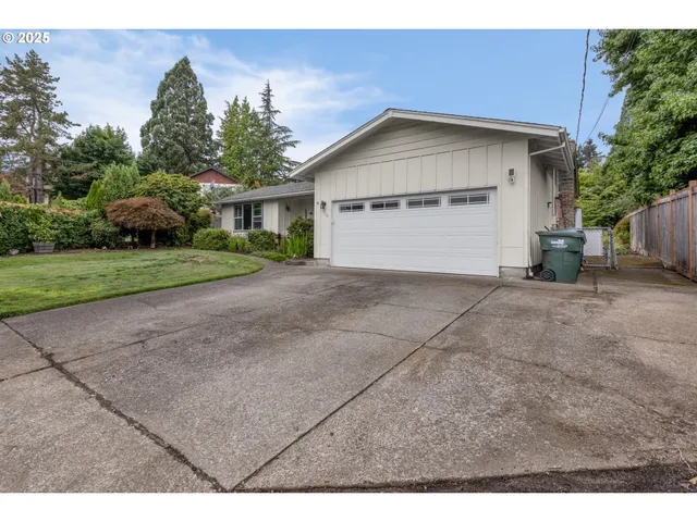a view of a house with a yard and garage