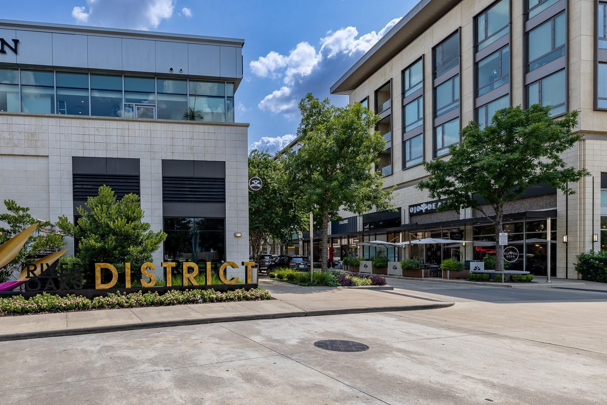 2207 Bancroft Lane, Unit 604 Houston, TX 77027 - Photo 37 of 40 a view of a building with a street