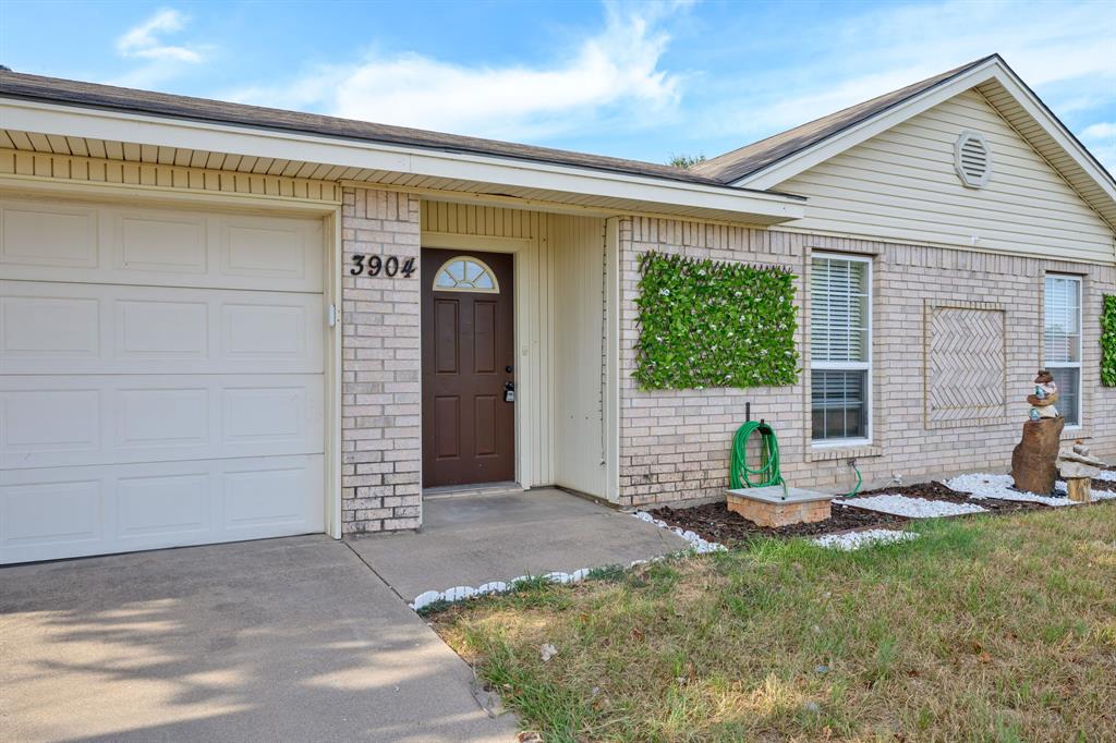 3904 Country Meadows Road Granbury, TX 76049 - Photo 4 of 40 Gallery Image 4