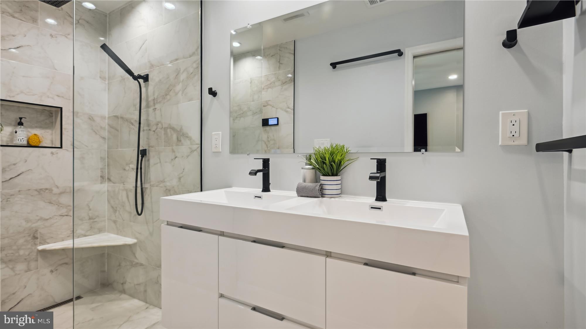 11876 Abercorn Court Reston, VA 20191 - Photo 13 of 26 Primary Bath