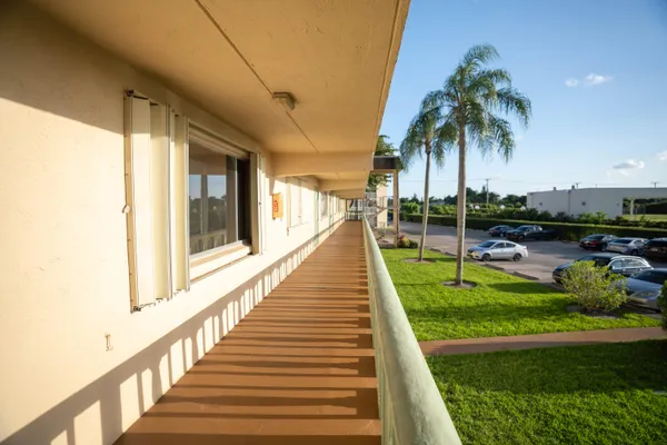 $1,400 | 400 Village Green Circle West, Unit 214, Palm Springs, FL 33461