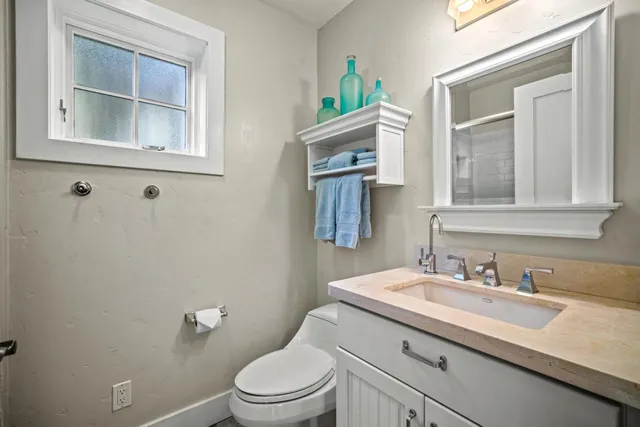 a view of entryway with washer and dryer