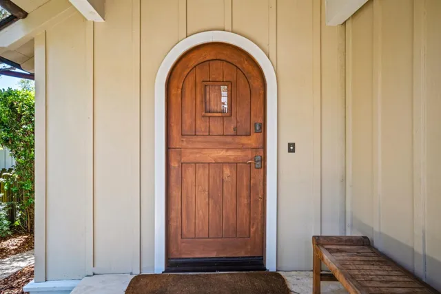 a view of entryway with bathroom