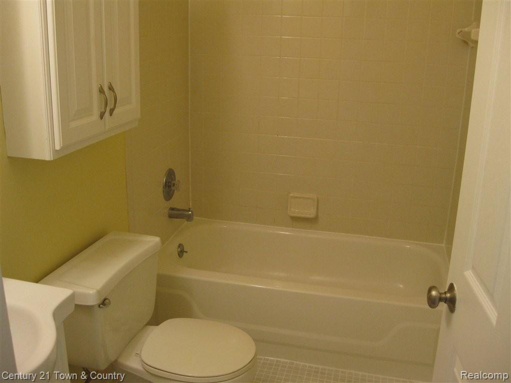 1578 O'Neil Circle, Unit 146 Rochester, MI 48307 - Photo 12 of 14 BATH