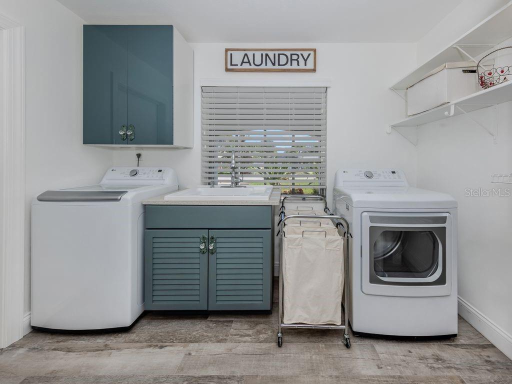 601 Apalachicola Road Venice, FL 34285 - Photo 17 of 33 a utility room with dryer and washer