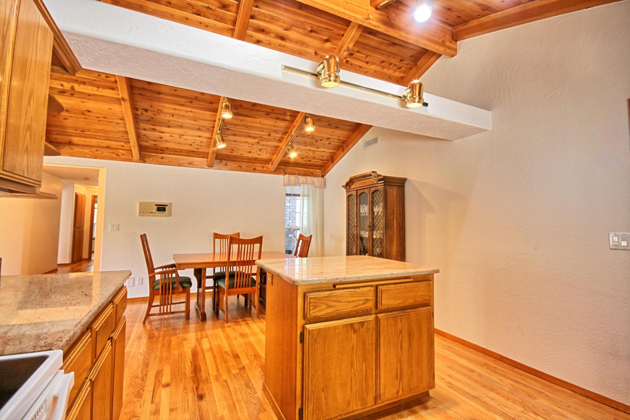 841 Brandon Street Central Point, OR 97502 - Photo 12 of 41 open kitchen & dining