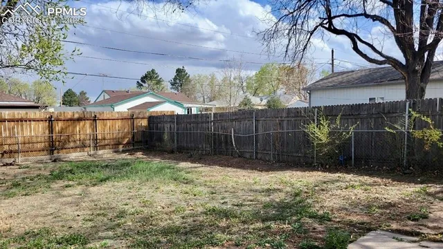 a view of a backyard