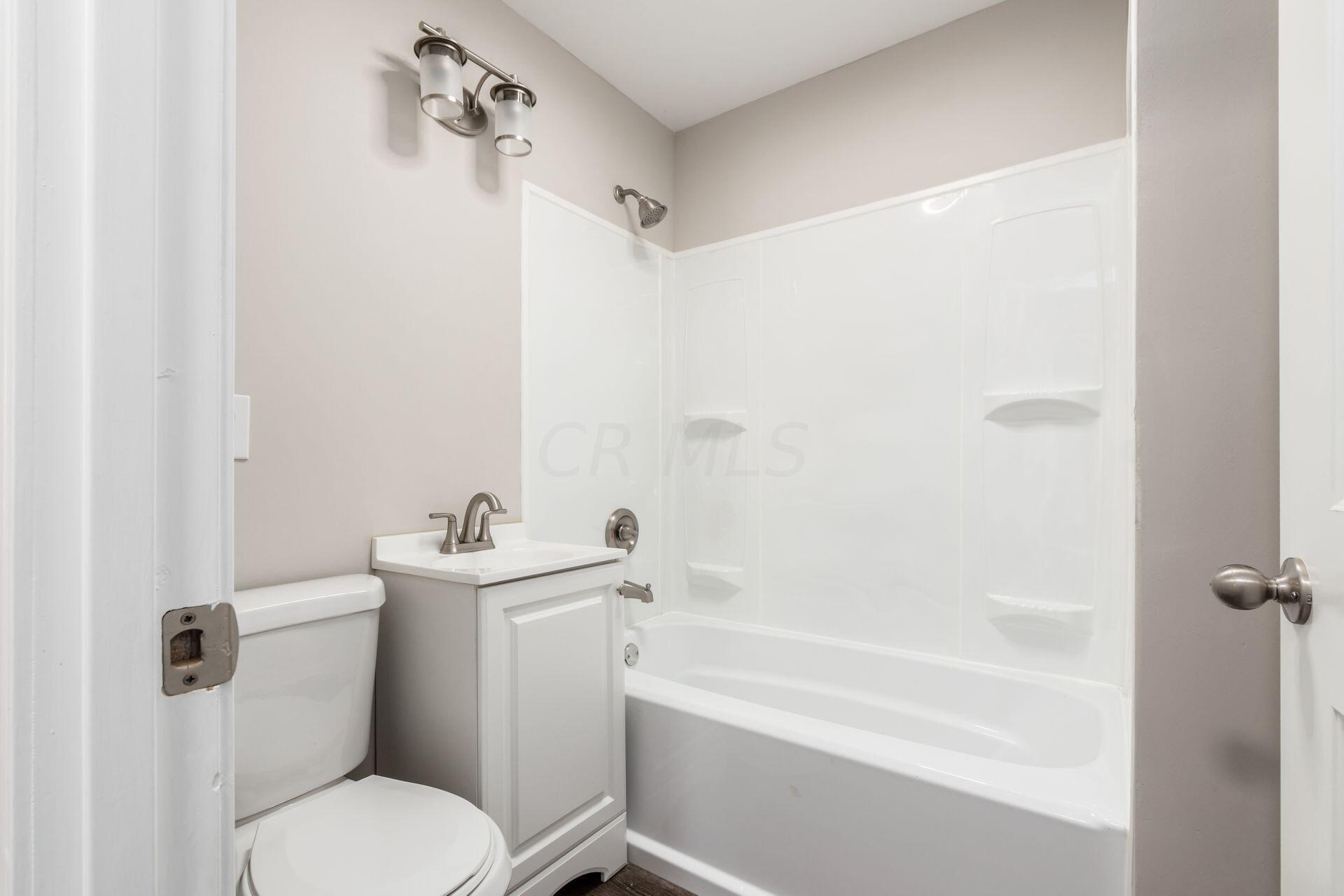 3207 Karl Road Columbus, OH 43224 - Photo 21 of 29 Full Bathroom