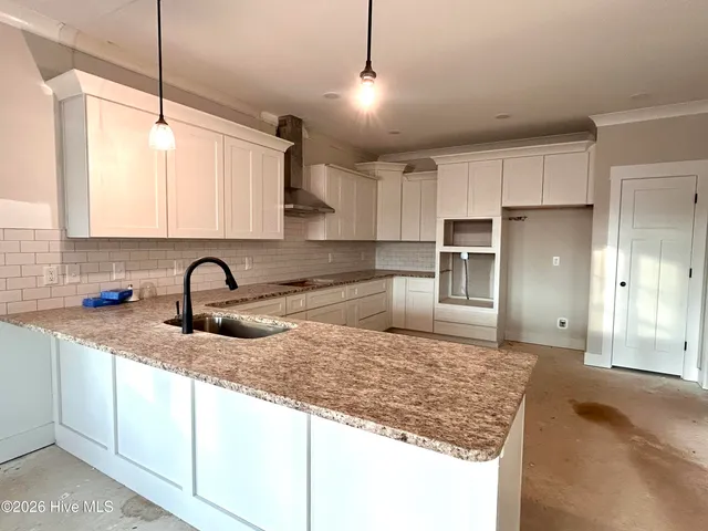 $499,900 | 504 Pointe Drive, La Grange, NC 28551