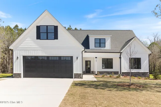 $499,900 | 504 Pointe Drive, La Grange, NC 28551