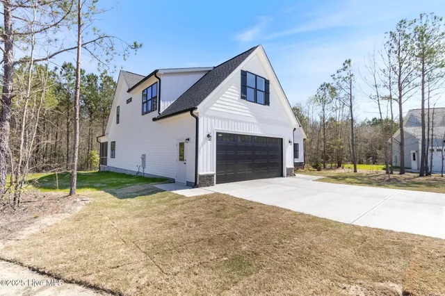 $499,900 | 504 Pointe Drive, La Grange, NC 28551