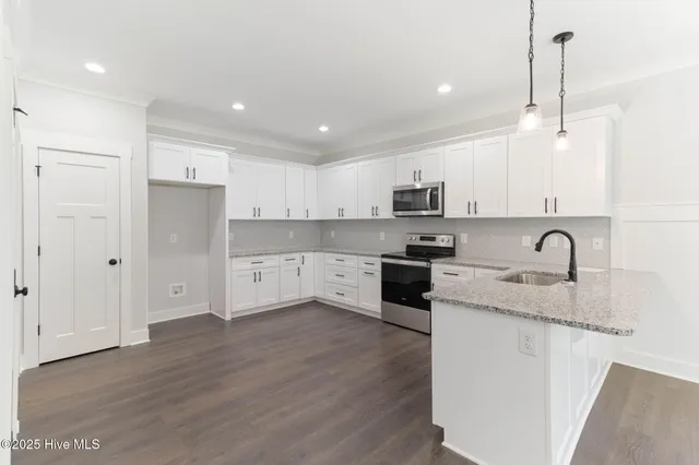 $499,900 | 504 Pointe Drive, La Grange, NC 28551