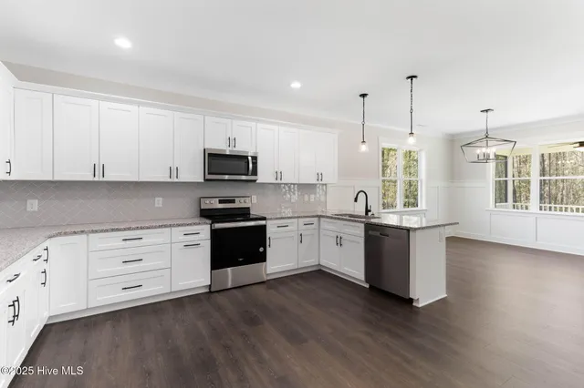 $499,900 | 504 Pointe Drive, La Grange, NC 28551