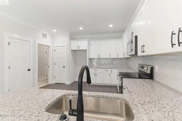 $499,900 | 504 Pointe Drive, La Grange, NC 28551