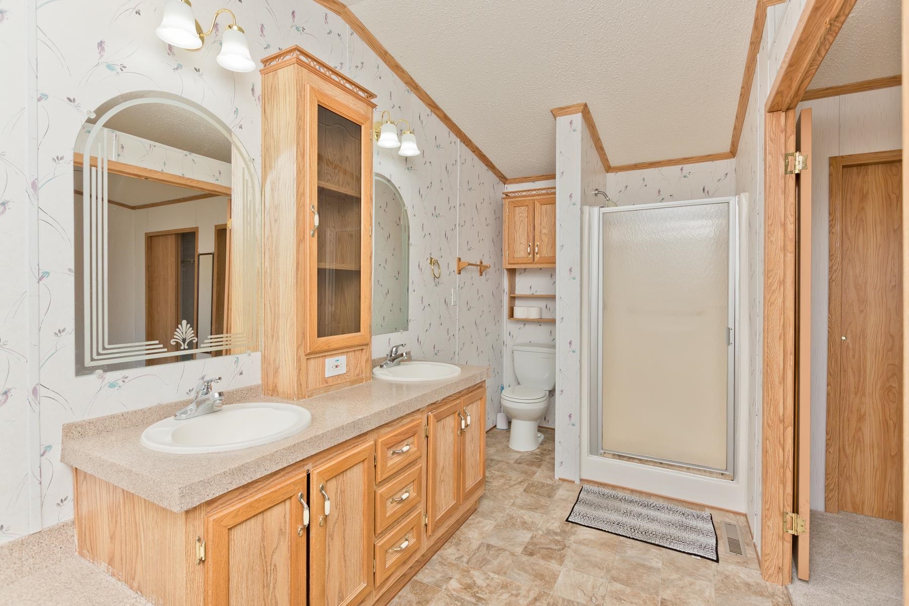 435 32 Road, Unit 521 Clifton, CO 81520 - Photo 15 of 26 a bathroom with a sink a mirror and a shower